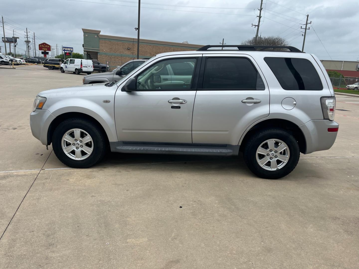 2009 SILVER /gray Mercury Mariner V6 2WD (4M2CU81G49K) with an 3.0L V6 engine, 6-Speed Automatic transmission, located at 14700 Tomball Parkway 249, Houston, TX, 77086, (281) 444-2200, 29.928619, -95.504074 - Photo#3